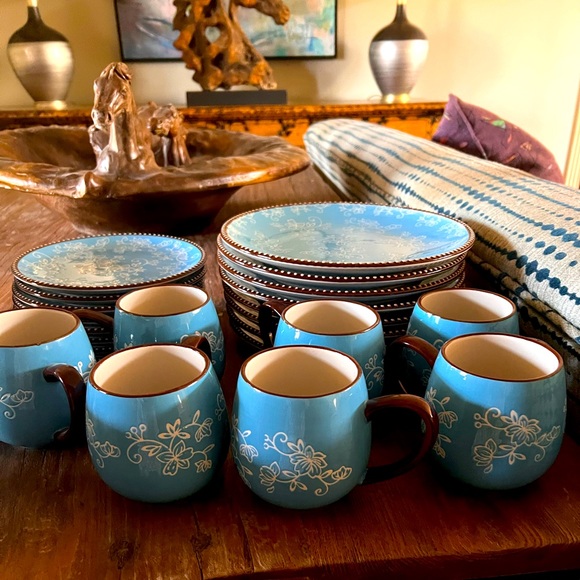 8 Pc setting (32 pcs) dinnerware- EXCELLENT CONDITION. - Picture 1 of 4